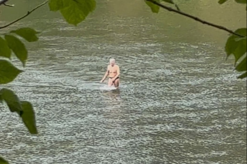 Három perc alatt átgyalogolt a Tiszán egy férfi Tiszabőnél – videóval