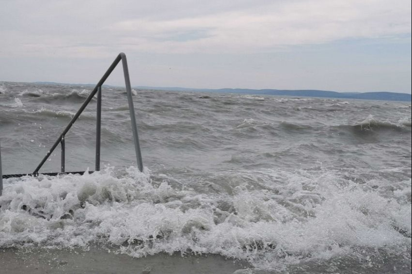 Félméteres kilengést okozott az északi szél a Balatonon