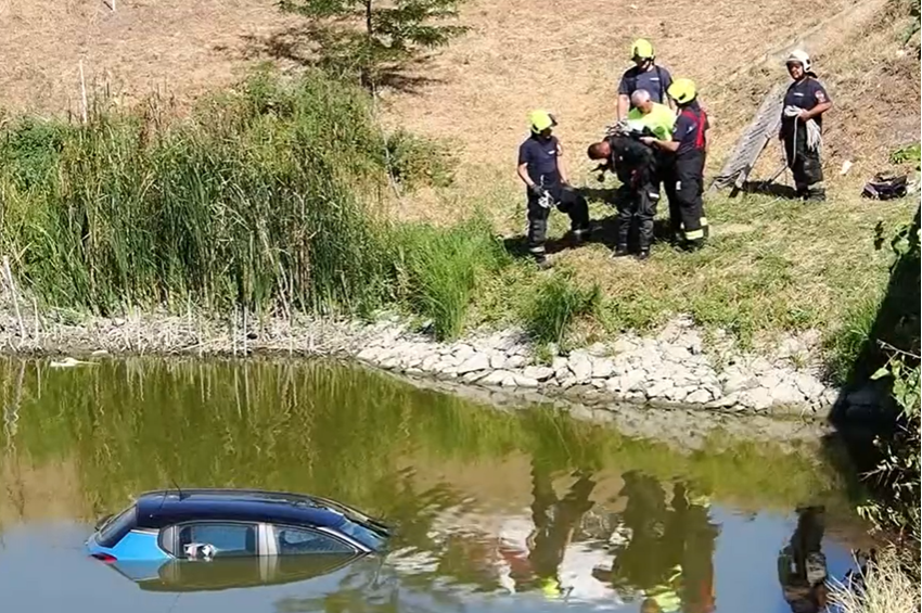 A Dong-éri-főcsatornába hajtott egy autós – videóval 