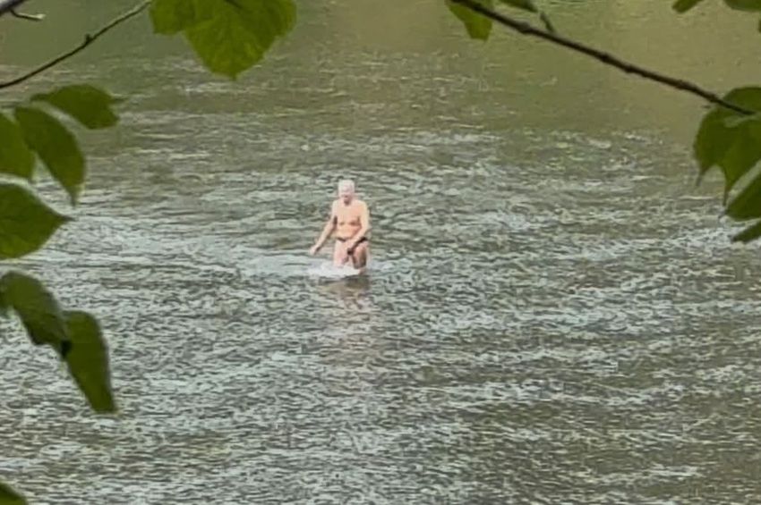 Három perc alatt átgyalogolt a Tiszán egy férfi Tiszabőnél – videóval