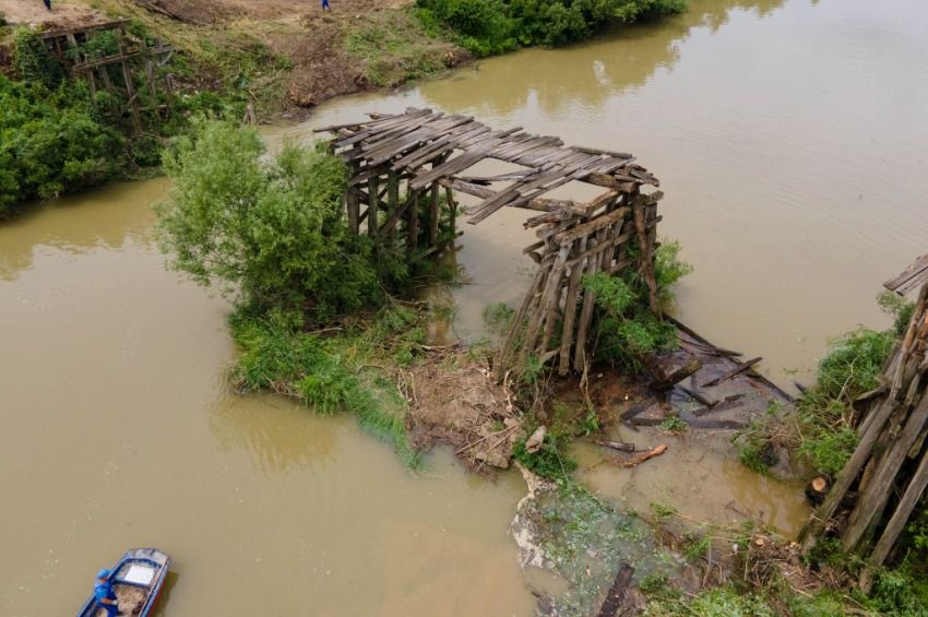 Eltávolítják a hullámtérből a Gyulavarsándi híd elbontott darabjait – fotókkal 