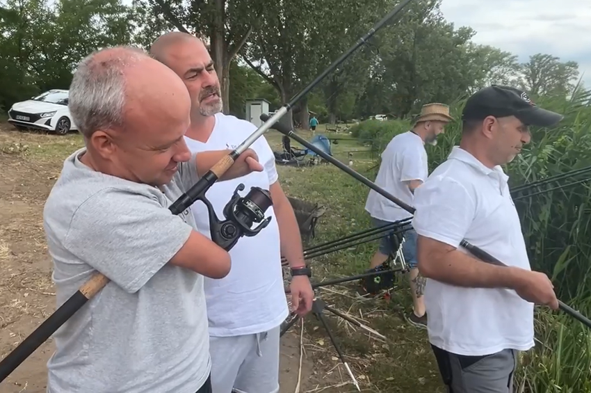 Kéz és láb nélkül horgászik Csaba, és még a szerelem is rátalált – videóval 