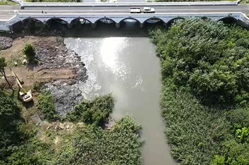 50 év után kikotorják a Hortobágy-folyó medrét a Kilenclyukú hídnál – videóval