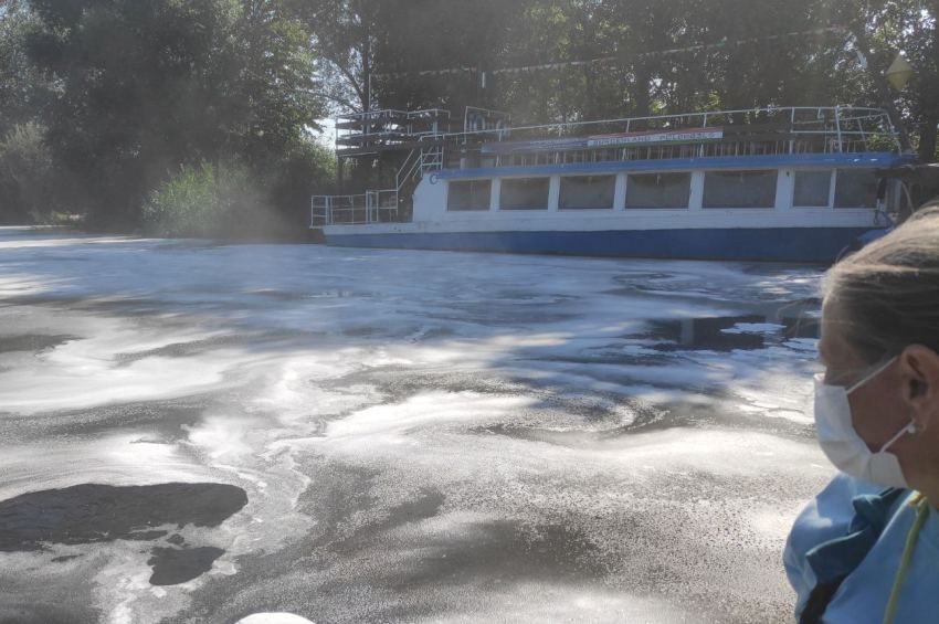 Szabálytalan hajó okozott olajszennyezést a Virágosmajori-csatornán – fotókkal