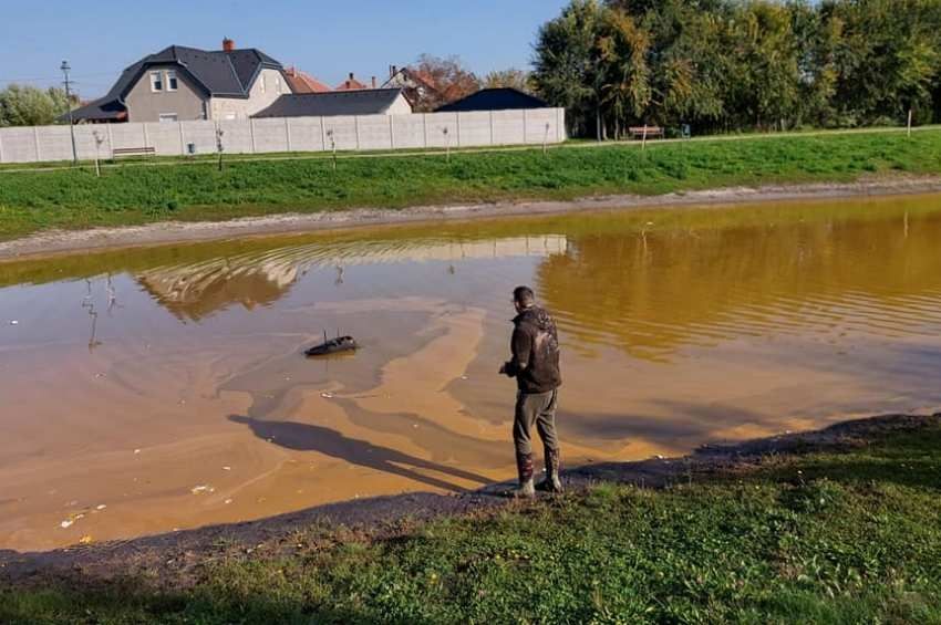 Sárgára változott az abonyi Mikes-tó vize – fotókkal 