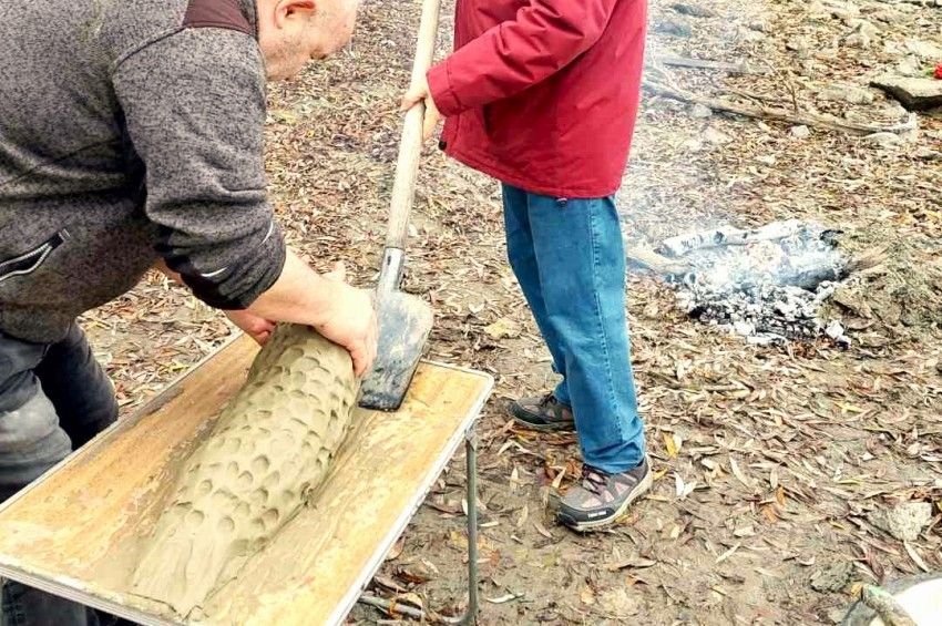 Agyagban, parázsban sütöttek amurt a bajai Duna-parton – fotókkal 