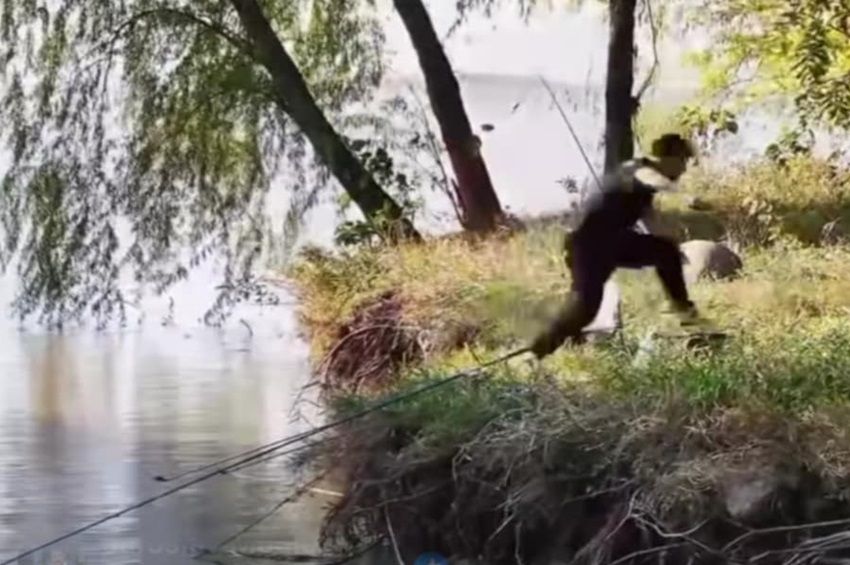 Videó: remek horgászhelynek tűnt, mígnem jött a mindent elsöprő hullám