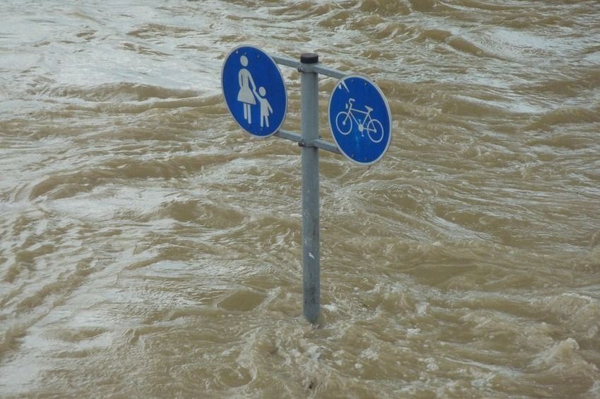 Tetőzik a Duna Nagybajcsnál, Győr védelméért lezárták a Mosoni-Duna torkolati műtárgyat