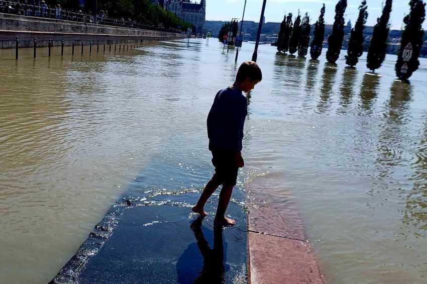 Lefelé halad a Dunán az árhullám, a nézelődők okozzák a legtöbb gondot