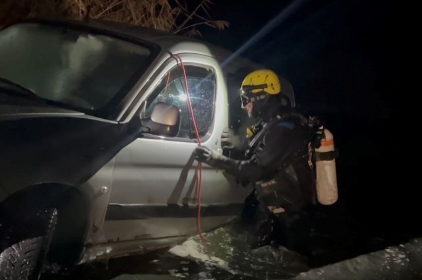 Belegurult a horgászok autója a Csorba-tóba – fotókkal, videóval 