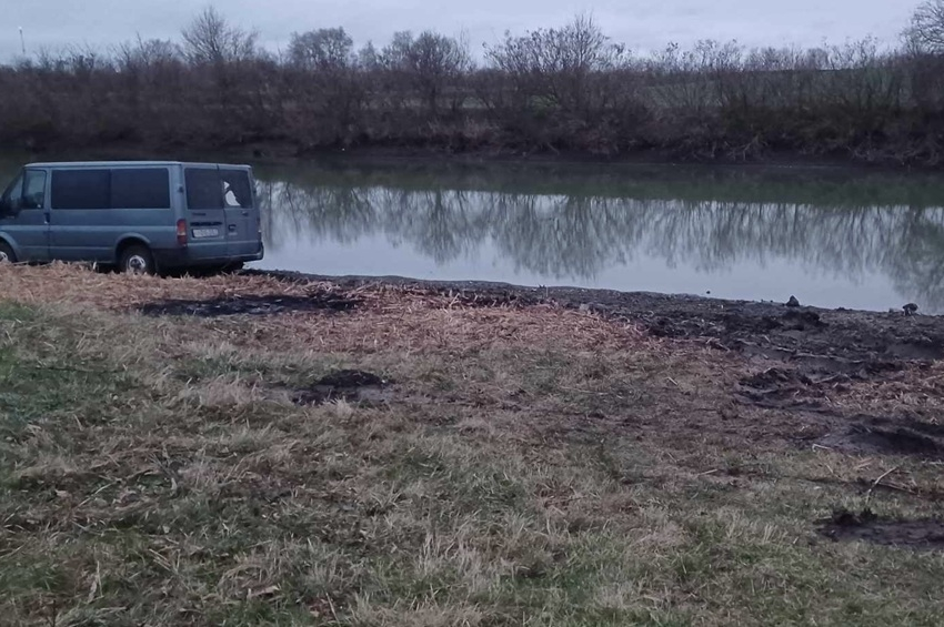 Felszántotta autójával a Zagyva-holtág medrét egy horgász – fotókkal