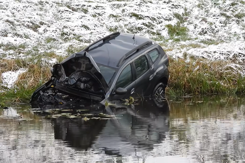 A Nyugati-övcsatornába zuhant egy autó két utassal – fotókkal, videókkal