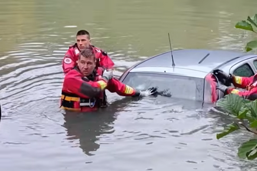 Tűzoltók emelték ki a sikondai tóba gurult autót – videóval 
