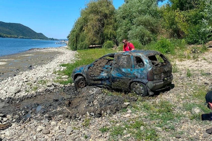 Egy autó bukkant elő az alacsony Dunából Szobnál – fotókkal