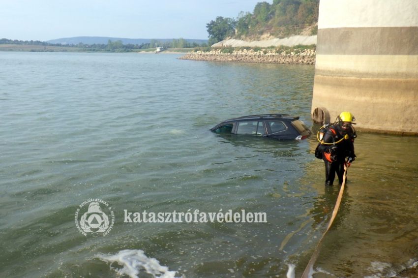 Tűzoltók pecázták ki a Fehérvárcsurgói-víztározóban landolt BMW-t – fotókkal