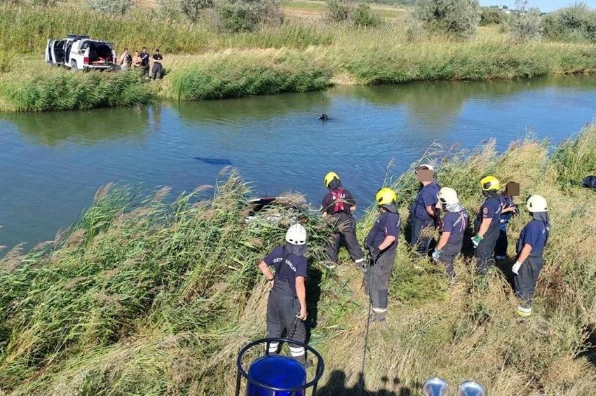 Csatornába csúszott egy autó Bugyinál, egy ember és a kutyája meghalt – fotókkal