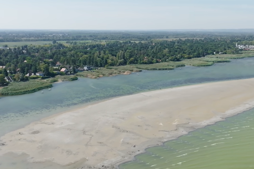 Drónfelvételen az aszály sújtotta Balaton