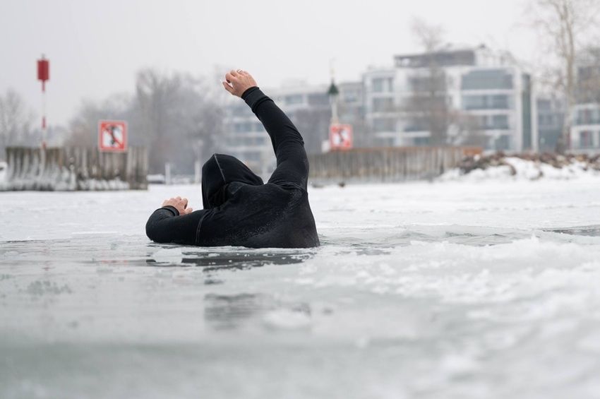 Egyre a veszélyesebb a Balaton jegén tartózkodni az olvadás miatt – fotókkal 