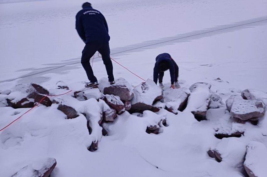 Megbírságoltak egy férfit, aki besétált a Balaton jegére 