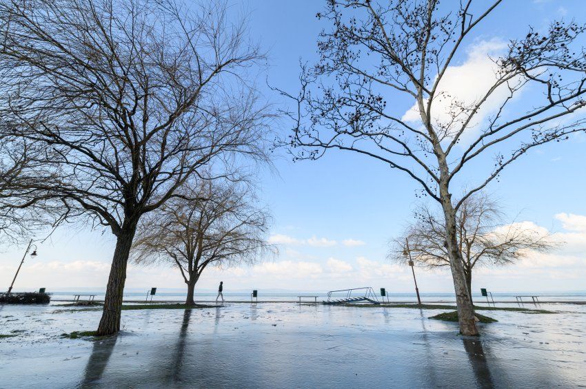 Életveszélyes a Balaton jegére rálépni