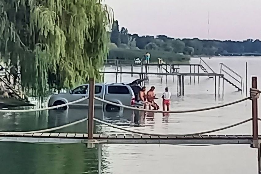 Vízben álló pickupban élvezték a balatoni nyarat