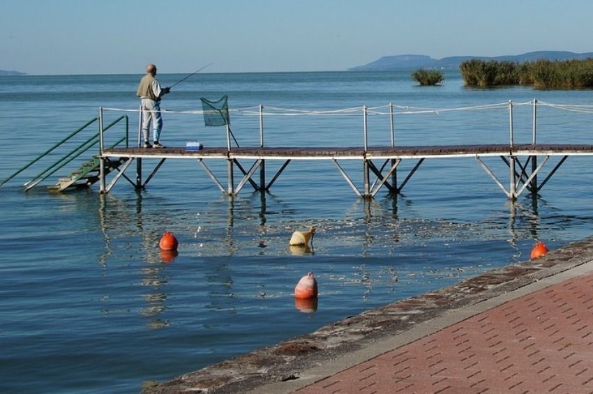 Újra napirendre került a horgászat szabályozása a balatoni strandokon 