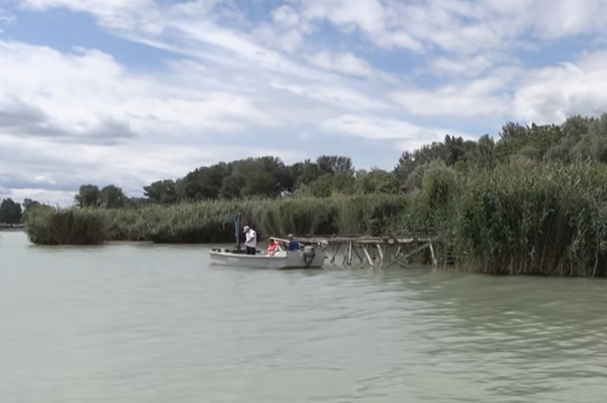 Idén is folytatódik az illegális horgászkarók és stégek felszámolása a Balatonnál – videóval