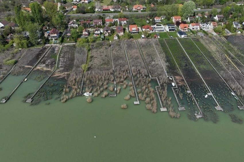 Katonai térképek és a műholdfotók mutatják, mit tettünk a Balatonnal