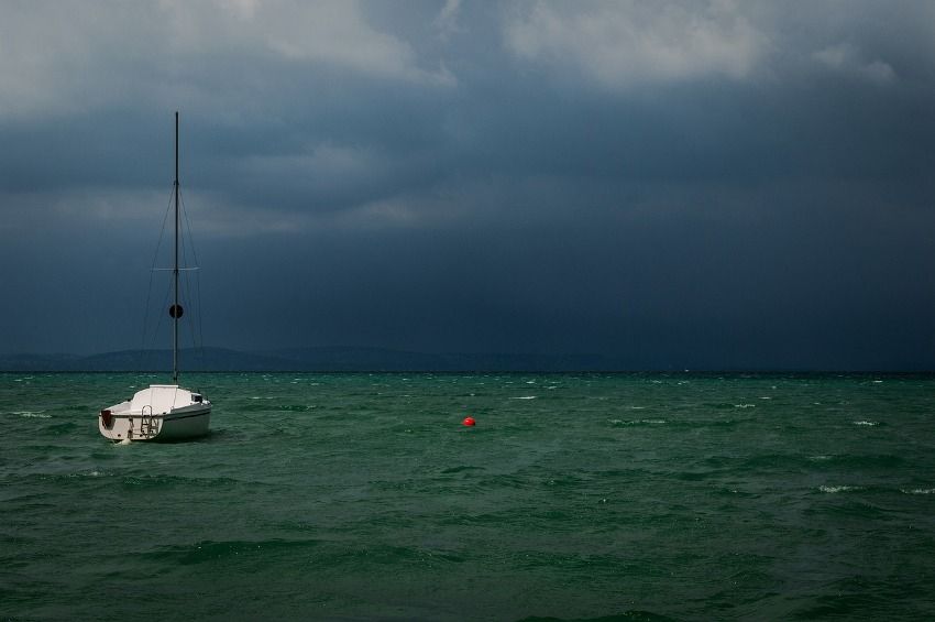 Videó: orkán erejű szél korbácsolt tarajos hullámokat a Balatonon