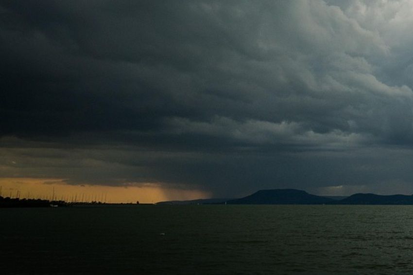 Orkánerejű széllökést mértek a Balatonnál
