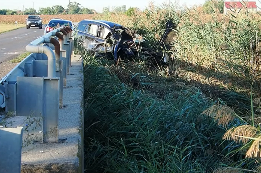 Csatornába hajtott egy autó Kiskunfélegyházánál, egy ember meghalt, kettő súlyosan megsérült – videóval 