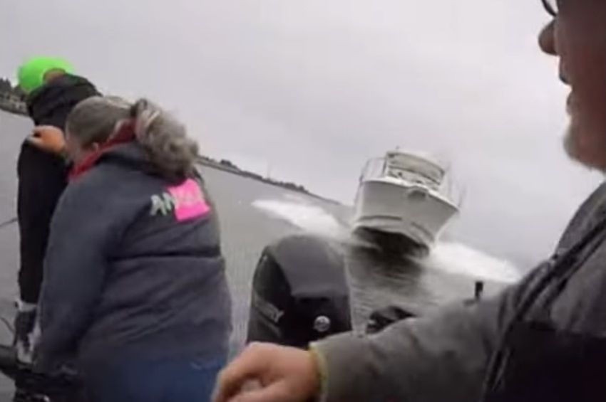 Videó: pecabottal a kezében menekült meg a brutális hajóbalesettől