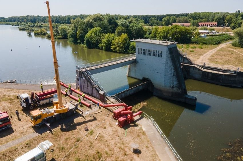 Újabb szivattyút telepítettek a békési duzzasztóhoz – fotókkal 