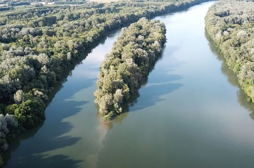 Csodás drónvideó készült a Tisza-tó csónak formájú szigetéről