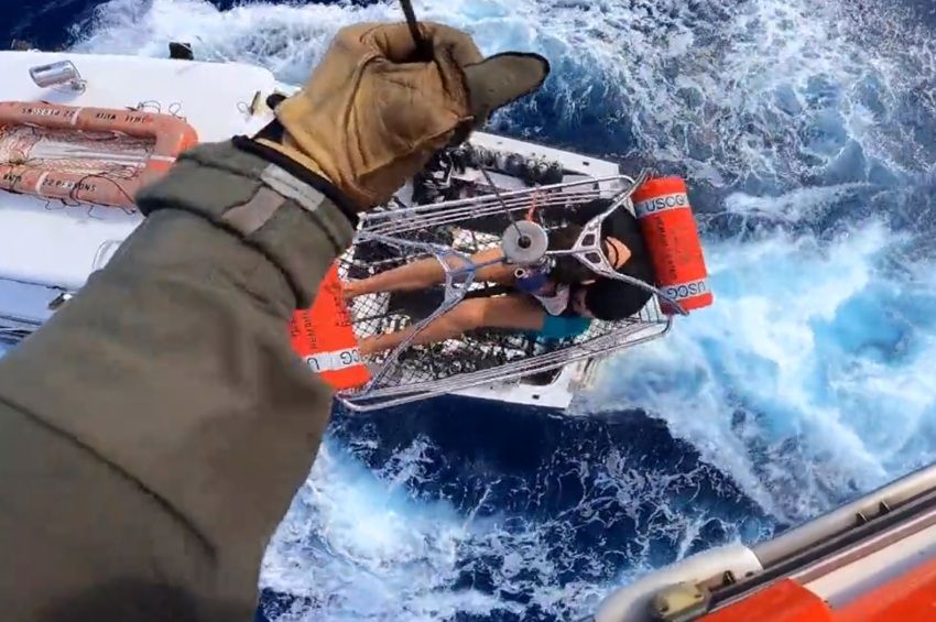 Helikopterrel mentették ki a horgászt, akit cápatámadás ért – videó