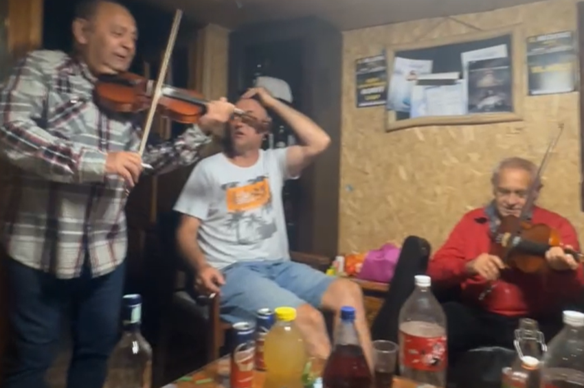 Videó: cigányprímásokkal hágott a tetőfokára a hangulat a versenyhorgászok ünneplésén