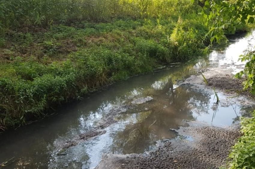 Hat napja nézik tétlenül, ahogy ömlik a szennyvíz a Concó-patakba