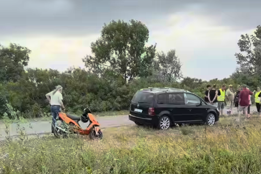 Bűz és halpusztulás miatt demonstráltak a horgászok a Kecskeri-csatornánál – fotókkal, videókkal 