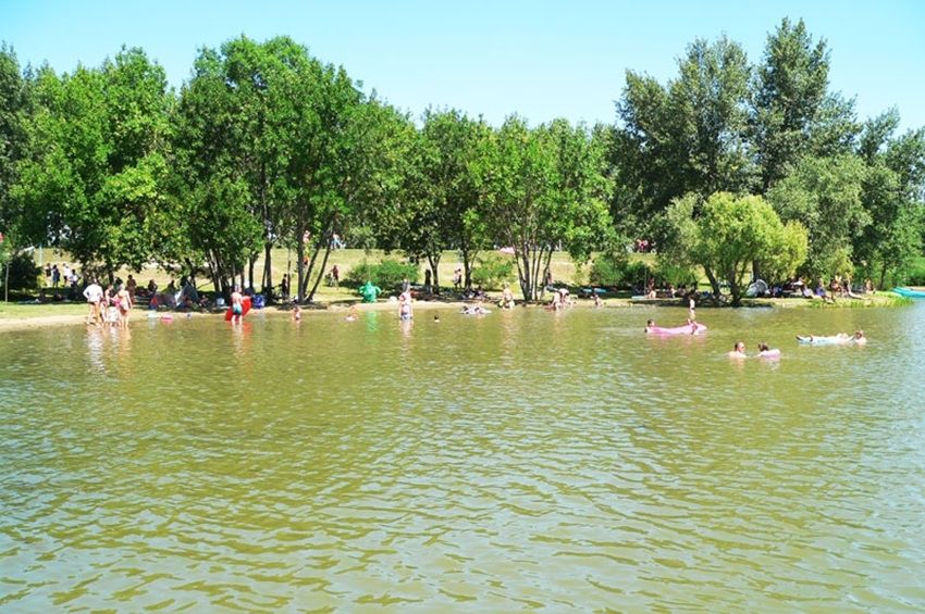 Fürdőzési tilalmat rendeltek el az egyik Tisza-tavi strandon
