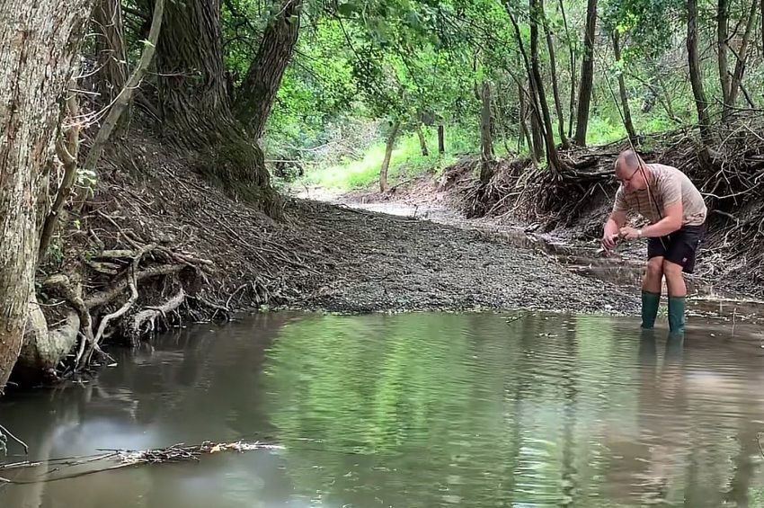 Videó: négy perc alatt kettő domolykó legyezve a bokáig érő patakból