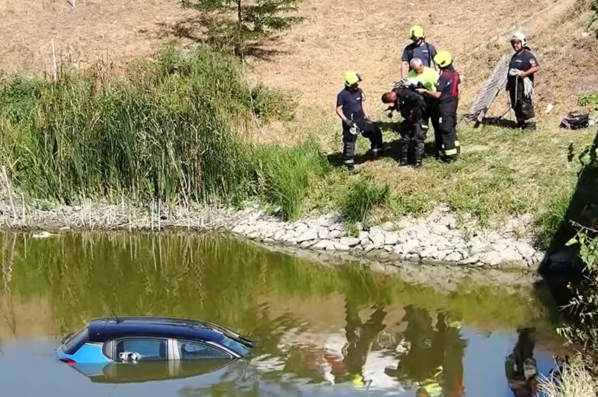 A Dong-éri-főcsatornába hajtott egy autós – videóval 