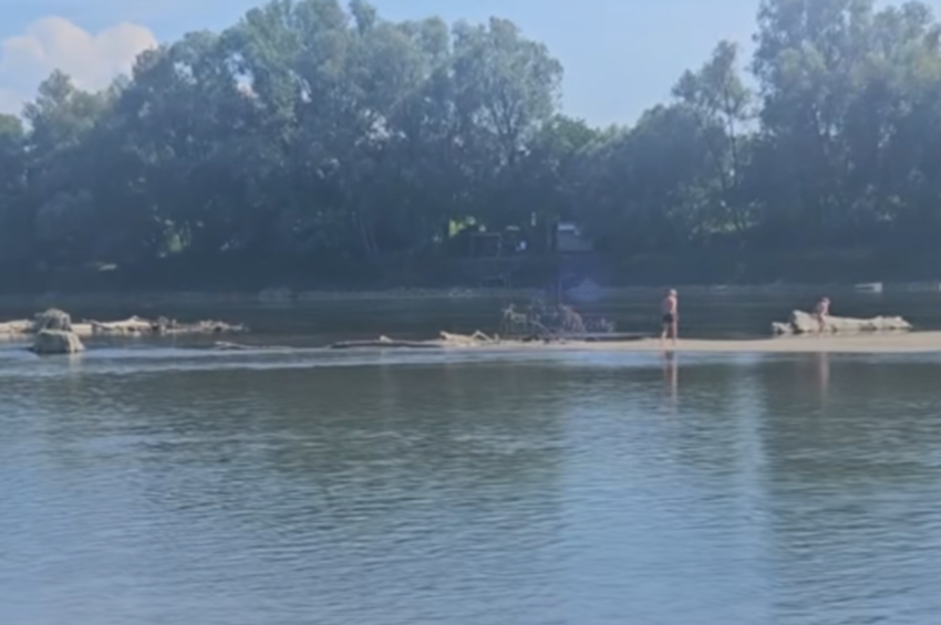 Olyan alacsony a vízállás Barcsnál, hogy át lehet sétálni a Dráván – videóval 