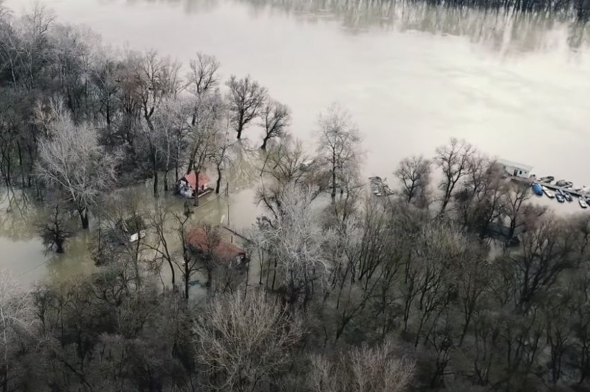 Drónvideó: így tombolt a soha nem látott Tisza-tavi árvíz