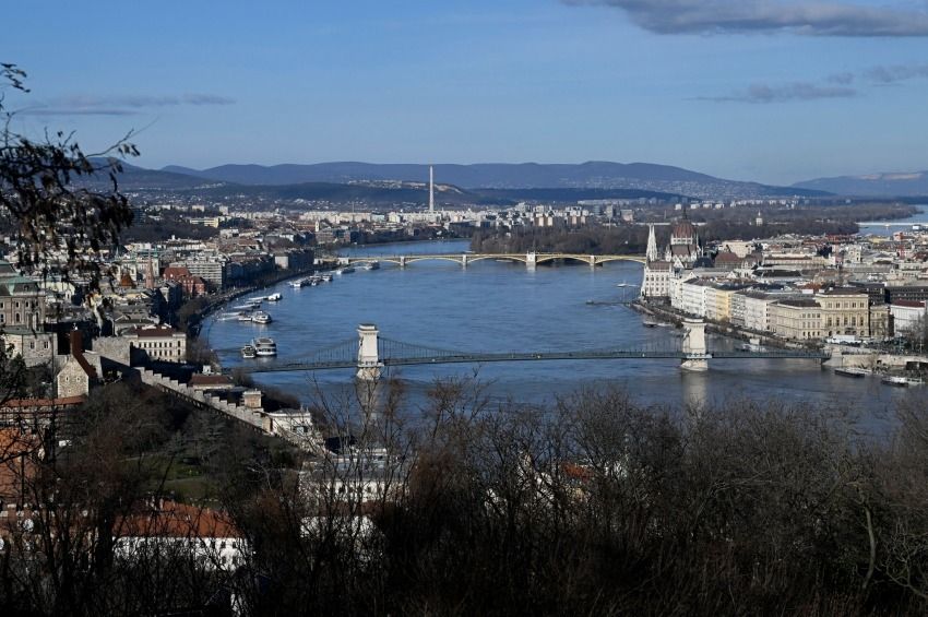 Lassan apad a Duna, a Tiszán újabb árhullám érkezik