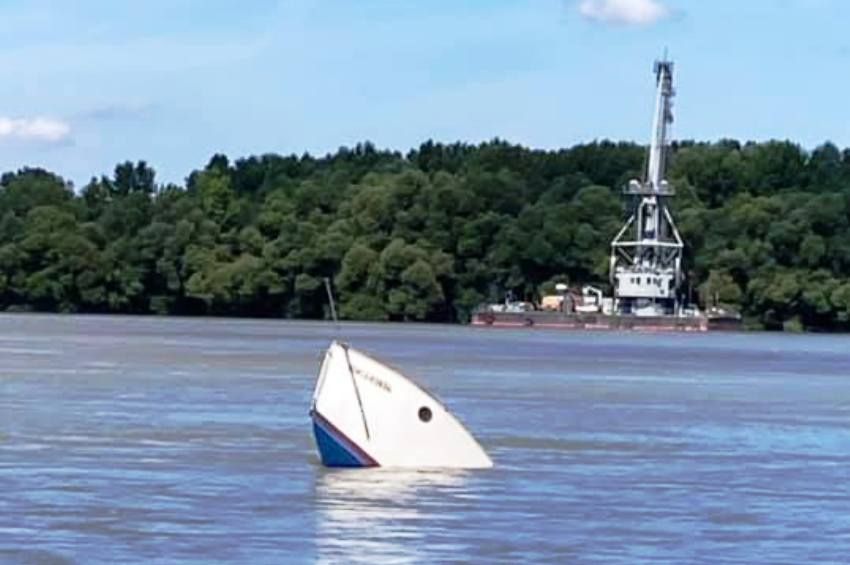 Elsüllyedt egy tízméteres hajó a Dunán, az utasok a vízbe ugrottak