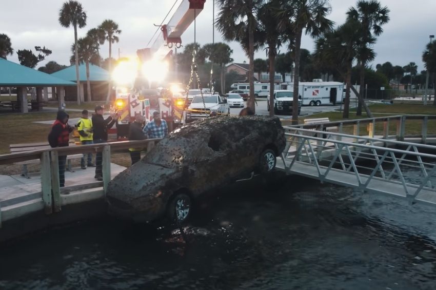 Több tucat elsüllyesztett autóra bukkantak egy floridai tóban – videóval