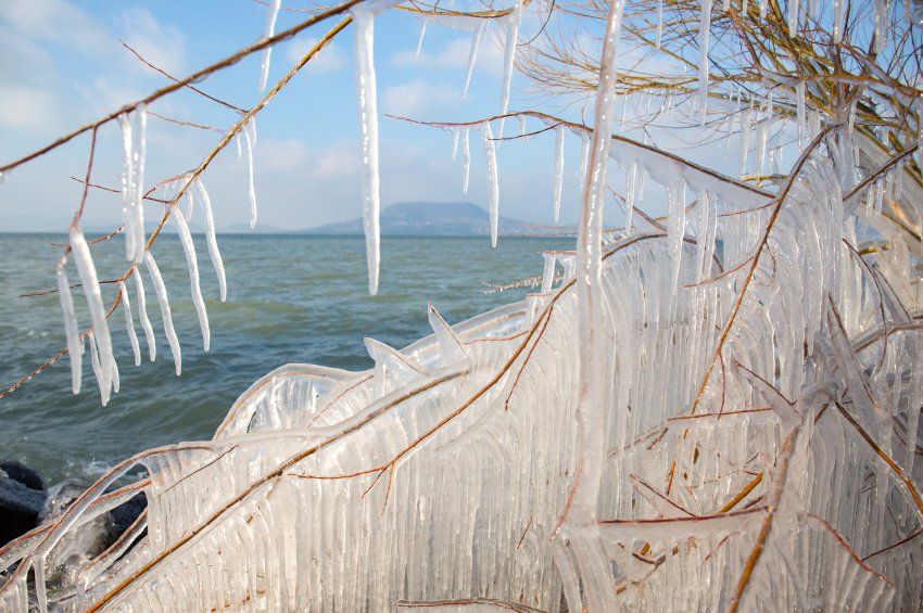 Befagyott a Balaton, a jég életveszélyes