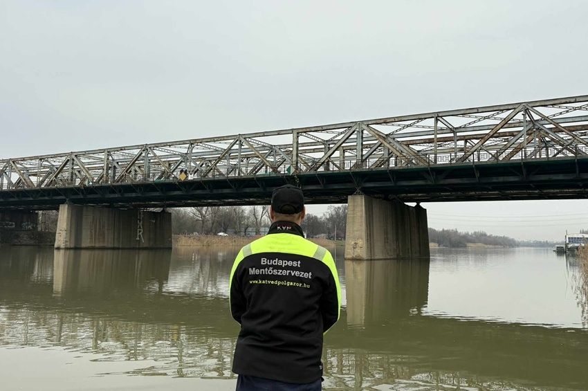 A lehulló beton- és fémdarabok miatt védőhálót feszítenek ki a Gubacsi híd alá – fotókkal 