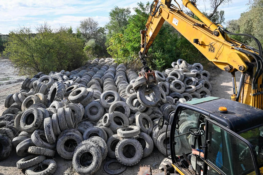 1100 gumiabroncsot szedtek ki a kiszáradt szegedi horgásztóból – fotókkal, videóval 