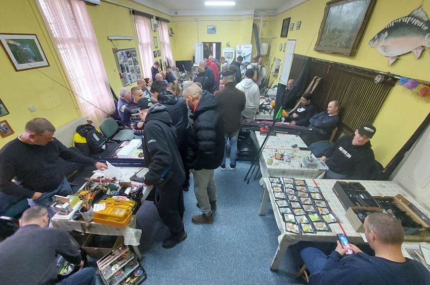 Húsz asztalon folyt a kereskedés a győri horgászbörzén – fotókkal  